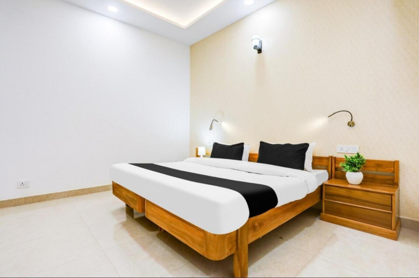 The Grand Blue Hotel Greater Noida Exteriör bild