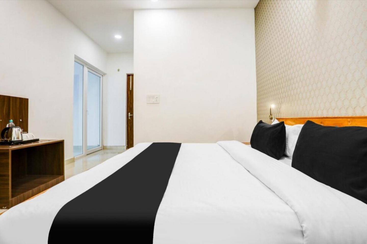 The Grand Blue Hotel Greater Noida Exteriör bild
